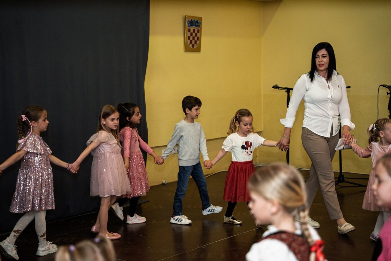 ‘MAJCI NA DAR’ Deset godina dječje folklorne radosti u Donjem Vidovcu (7) ‘MAJCI NA DAR’ Deset godina dječje folklorne radosti u Donjem Vidovcu (7)