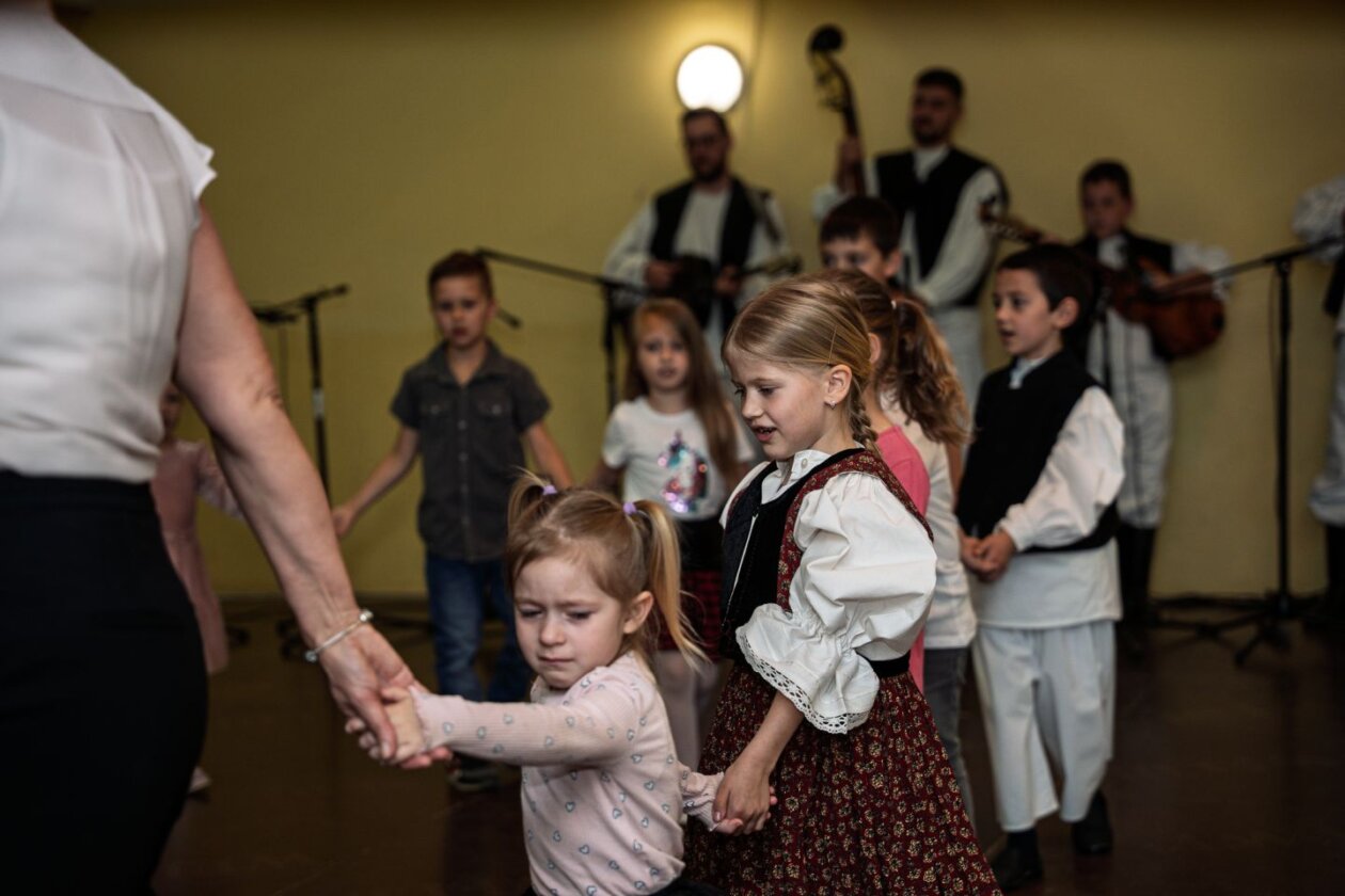 ‘MAJCI NA DAR’ Deset godina dječje folklorne radosti u Donjem Vidovcu (8) ‘MAJCI NA DAR’ Deset godina dječje folklorne radosti u Donjem Vidovcu (8)