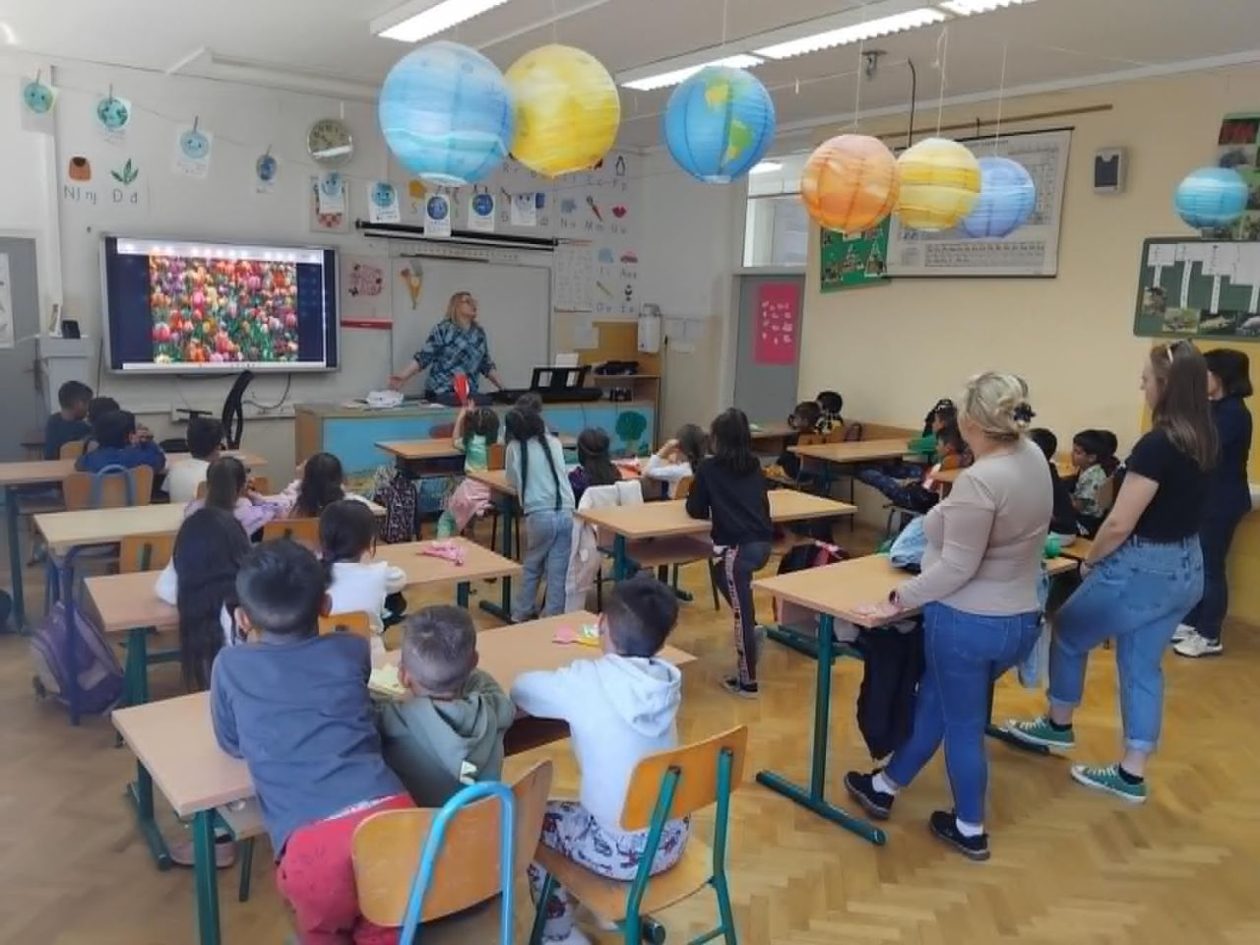 MAJČIN DAN Mališani iz Pirga i osnovnoškolci zajedno izrađivali poklone za mame (10)