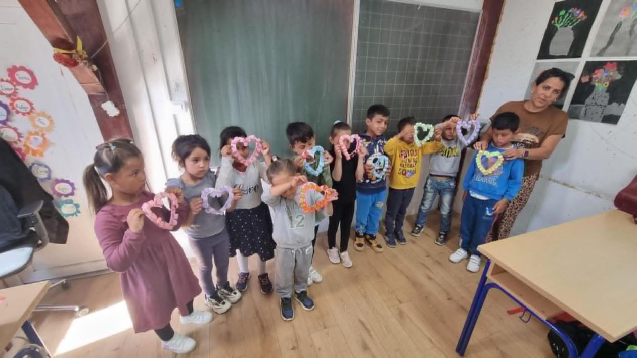 MAJČIN DAN Mališani iz Pirga i osnovnoškolci zajedno izrađivali poklone za mame (6)