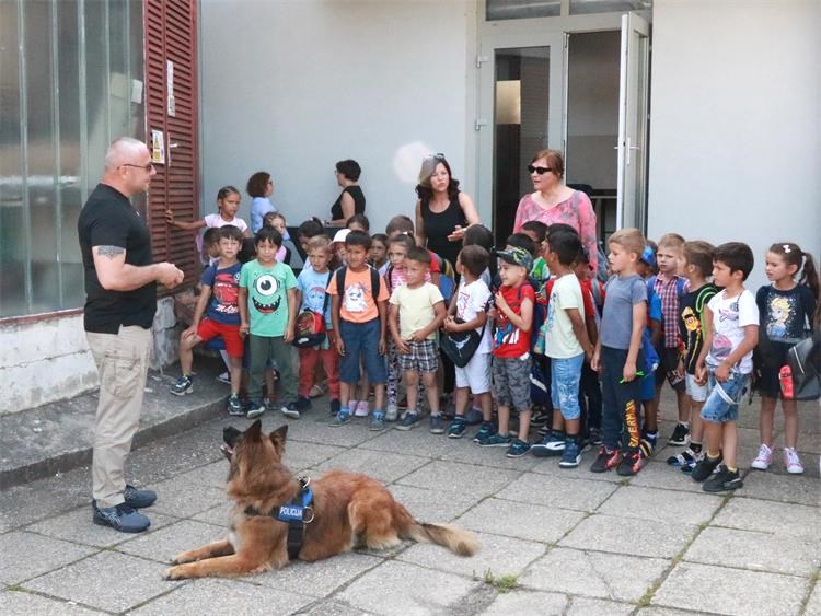 MALA ŠKOLA POLICIJE Predškolci iz Pribislavca upoznali rad policije (1)
