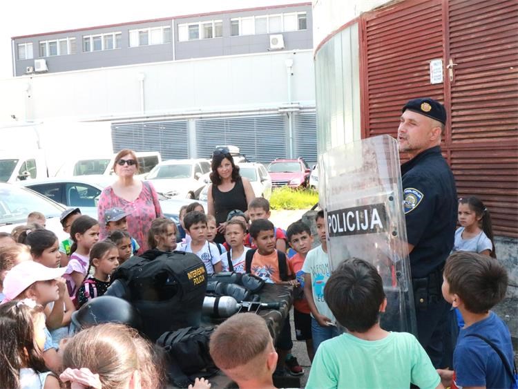 MALA ŠKOLA POLICIJE Predškolci iz Pribislavca upoznali rad policije (2)