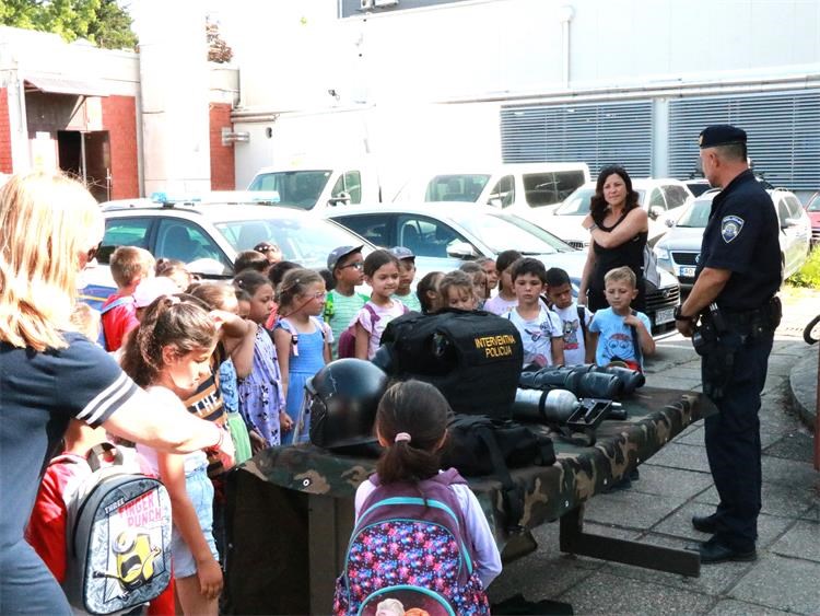 MALA ŠKOLA POLICIJE Predškolci iz Pribislavca upoznali rad policije (3)
