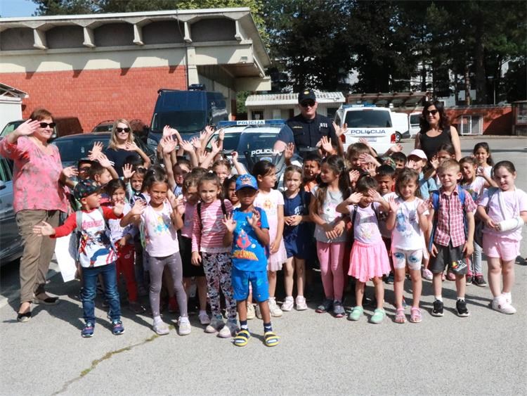 MALA ŠKOLA POLICIJE Predškolci iz Pribislavca upoznali rad policije (4)