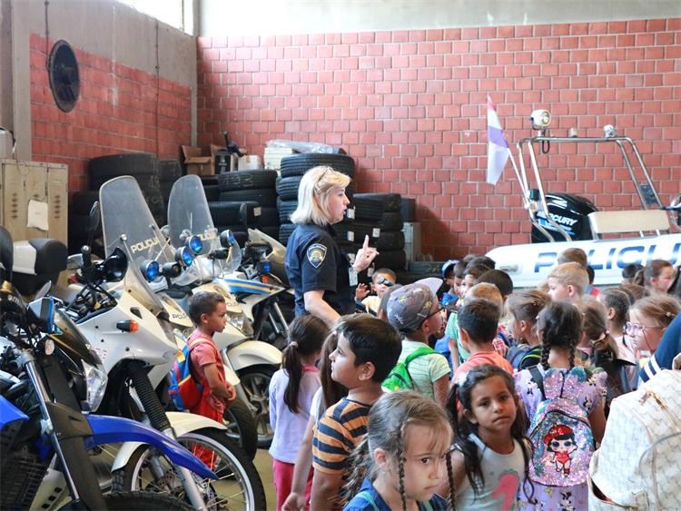 MALA ŠKOLA POLICIJE Predškolci iz Pribislavca upoznali rad policije (5)