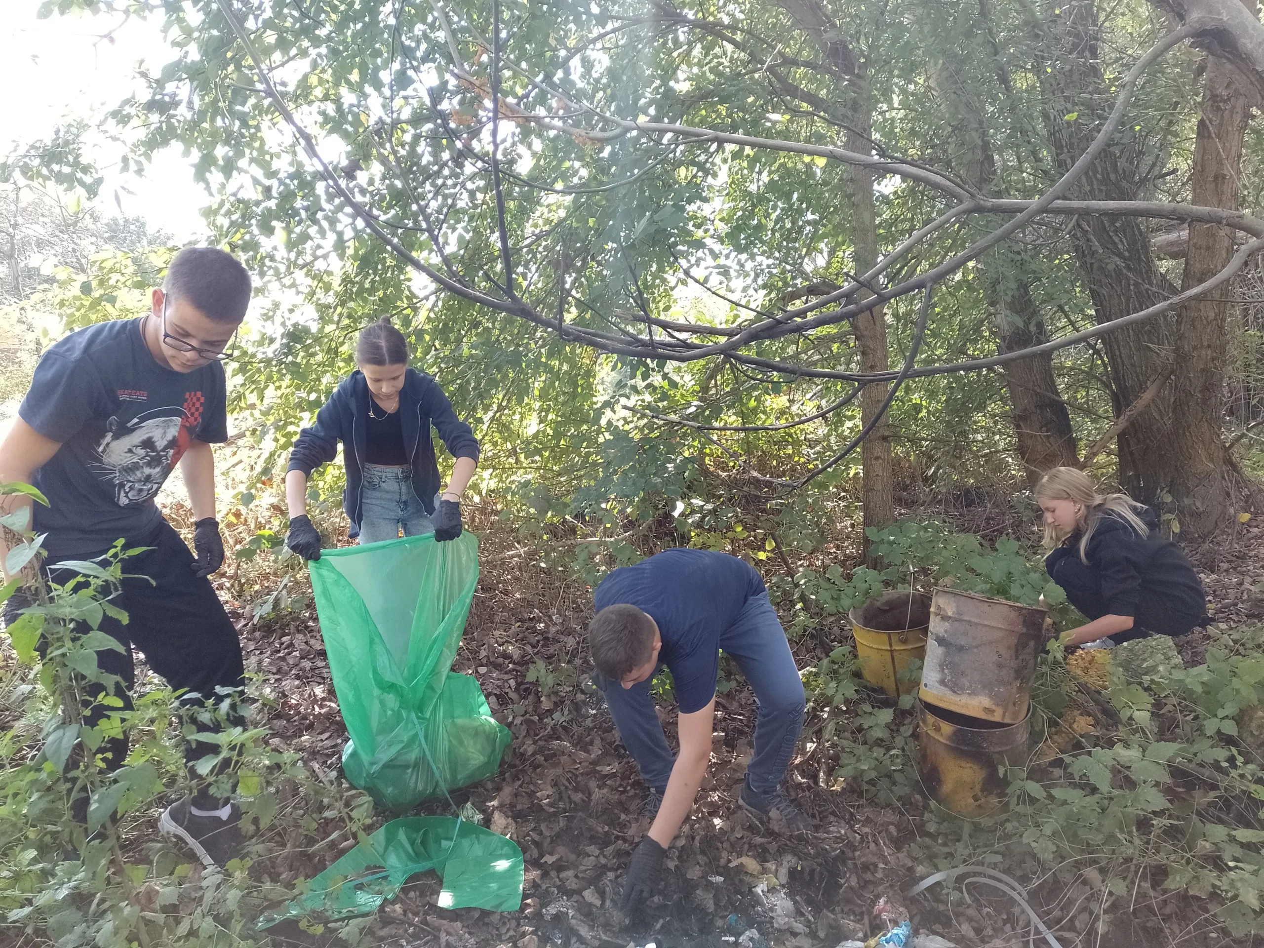 MALA SUBOTICA Pridružili se globalnoj akciji čišćenja Prikupljeno 327 kg otpada (1) MALA SUBOTICA Pridružili se globalnoj akciji čišćenja Prikupljeno 327 kg otpada (1)