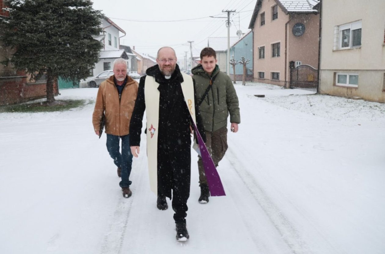 MALA SUBOTICA Zimski ugođaj dao poseban pečat blagoslovu kuća (4) MALA SUBOTICA Zimski ugođaj dao poseban pečat blagoslovu kuća (4)