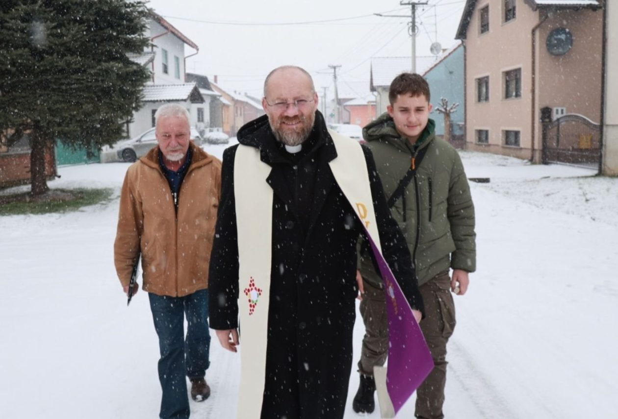 MALA SUBOTICA Zimski ugođaj dao poseban pečat blagoslovu kuća (5) MALA SUBOTICA Zimski ugođaj dao poseban pečat blagoslovu kuća (5)