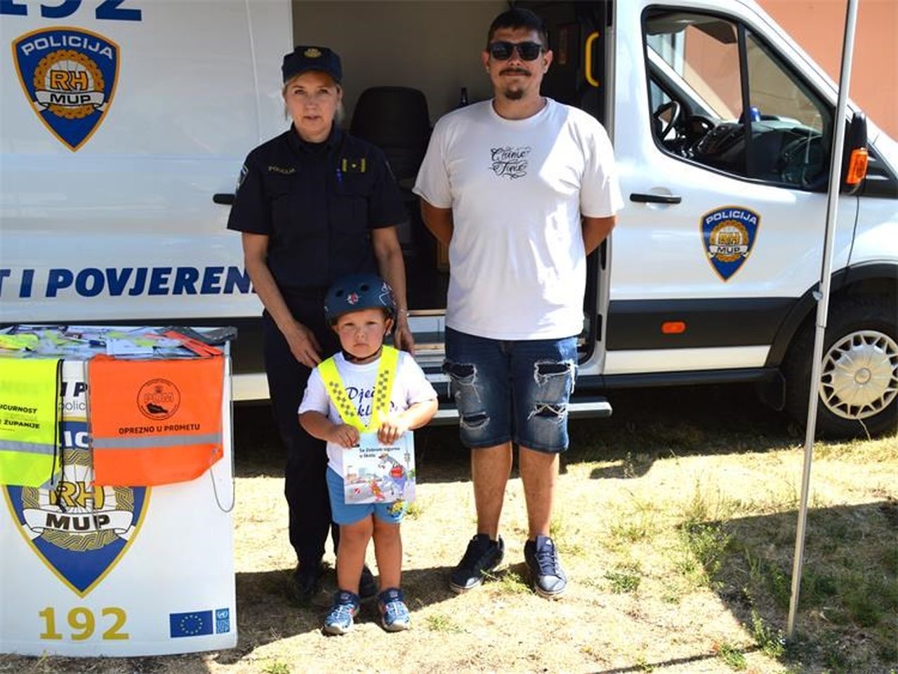 MALI BICIKLISTI NA POLIGONU Dječja biciklijada u Pretetincu spojila zabavu i edukaciju (1) MALI BICIKLISTI NA POLIGONU Dječja biciklijada u Pretetincu spojila zabavu i edukaciju (1)