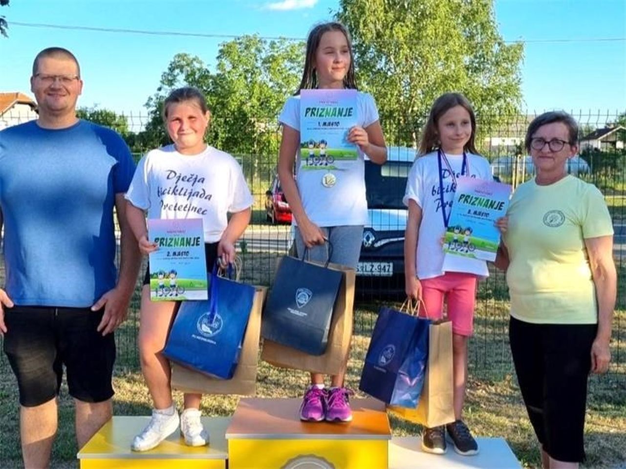 MALI BICIKLISTI NA POLIGONU Dječja biciklijada u Pretetincu spojila zabavu i edukaciju (11) MALI BICIKLISTI NA POLIGONU Dječja biciklijada u Pretetincu spojila zabavu i edukaciju (11)