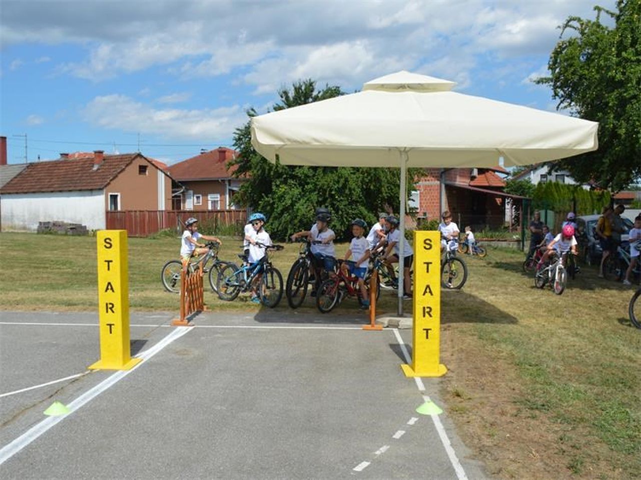 MALI BICIKLISTI NA POLIGONU Dječja biciklijada u Pretetincu spojila zabavu i edukaciju (4) MALI BICIKLISTI NA POLIGONU Dječja biciklijada u Pretetincu spojila zabavu i edukaciju (4)