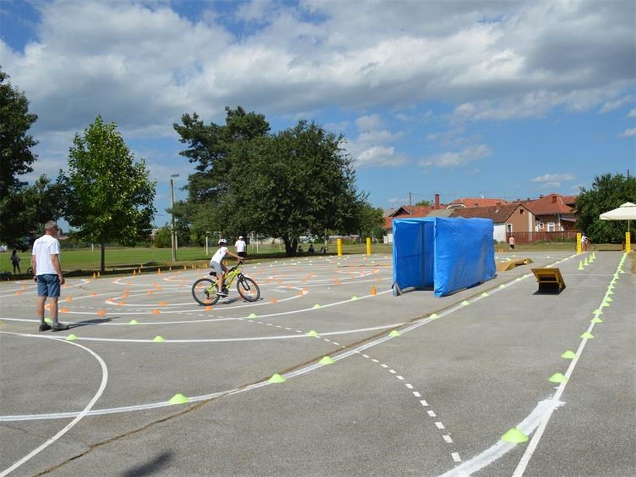MALI BICIKLISTI NA POLIGONU Dječja biciklijada u Pretetincu spojila zabavu i edukaciju (5) MALI BICIKLISTI NA POLIGONU Dječja biciklijada u Pretetincu spojila zabavu i edukaciju (5)