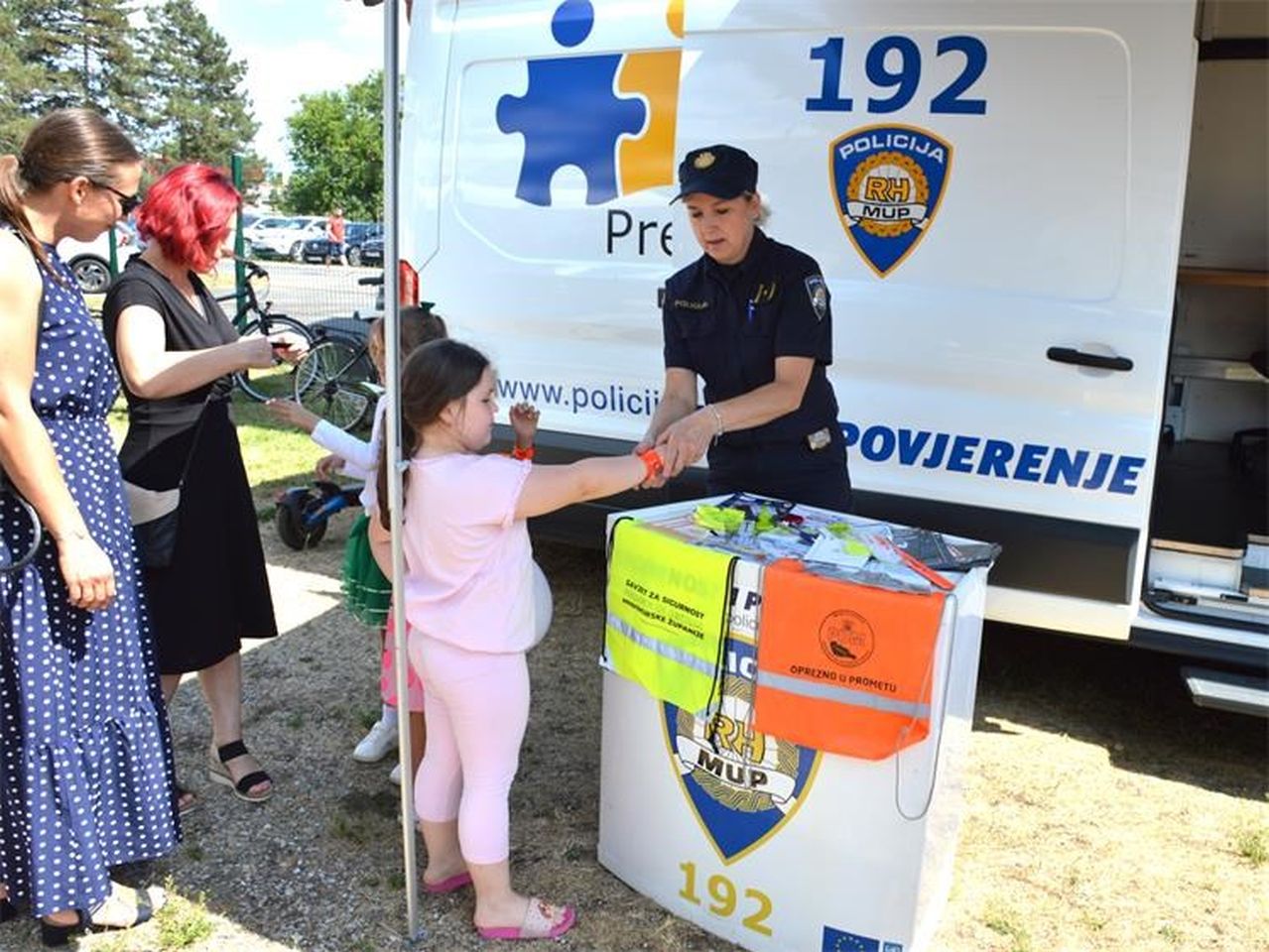 MALI BICIKLISTI NA POLIGONU Dječja biciklijada u Pretetincu spojila zabavu i edukaciju (8) MALI BICIKLISTI NA POLIGONU Dječja biciklijada u Pretetincu spojila zabavu i edukaciju (8)