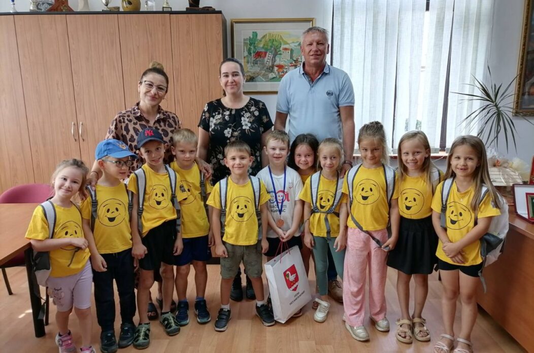 MALI OLIMPIJCI Načelnik Srša primio djecu iz DV Smješko (4) MALI OLIMPIJCI Načelnik Srša primio djecu iz DV Smješko (4)