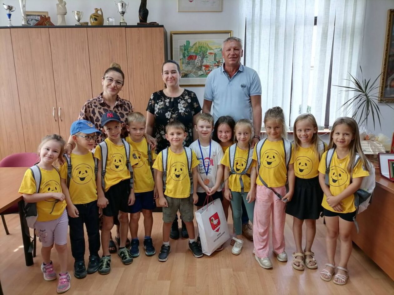 MALI OLIMPIJCI Načelnik Srša primio djecu iz DV Smješko (4) MALI OLIMPIJCI Načelnik Srša primio djecu iz DV Smješko (4)