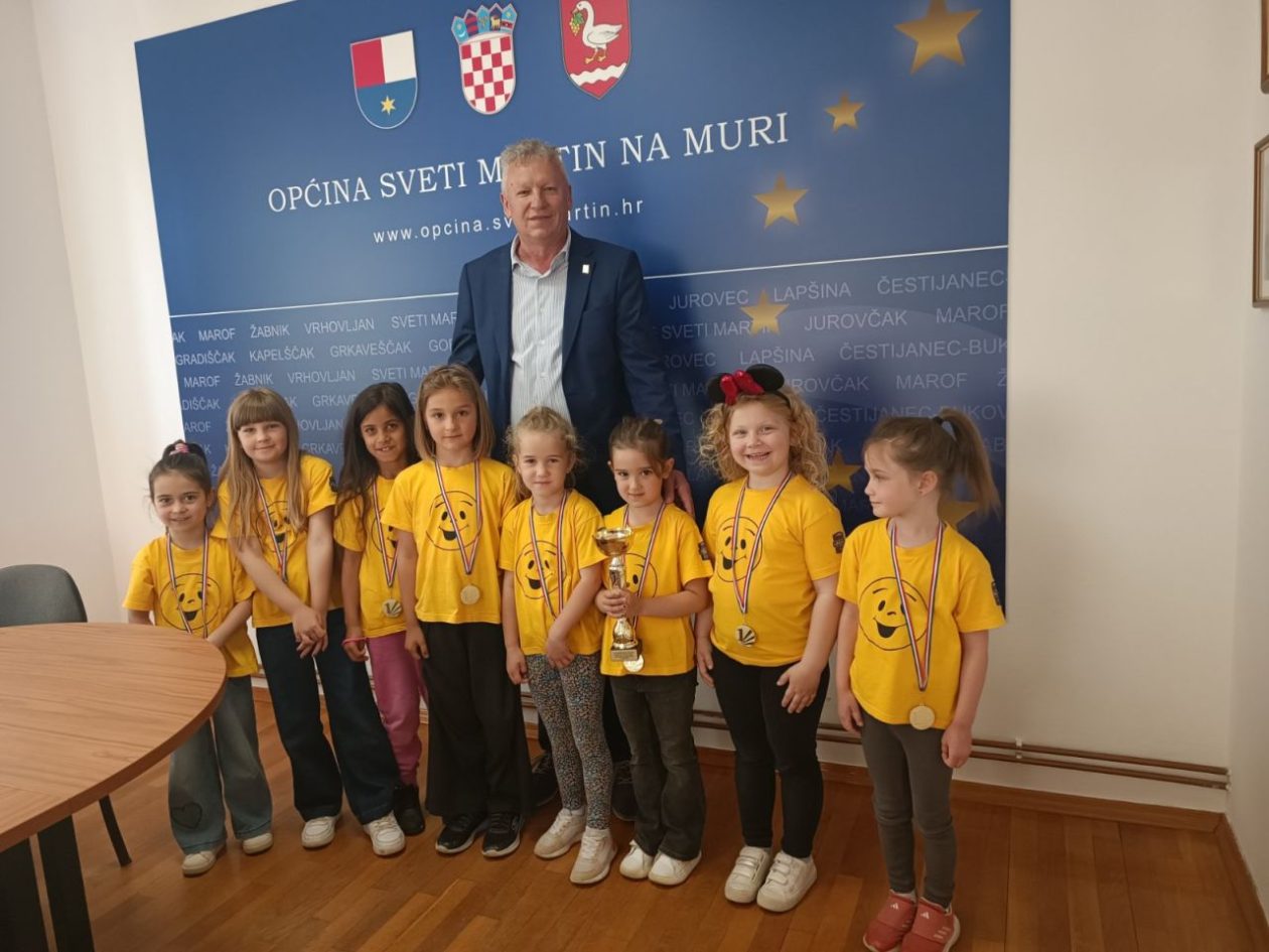MALI PRVACI Načelnik Srša ugostio nogometne nade iz Svetog Martina na Muri (2) MALI PRVACI Načelnik Srša ugostio nogometne nade iz Svetog Martina na Muri (2)