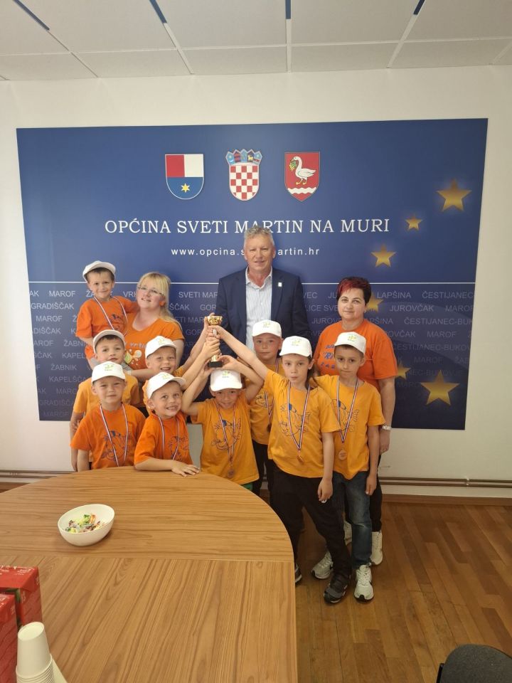 MALI PRVACI Načelnik Srša ugostio nogometne nade iz Svetog Martina na Muri (4) MALI PRVACI Načelnik Srša ugostio nogometne nade iz Svetog Martina na Muri (4)