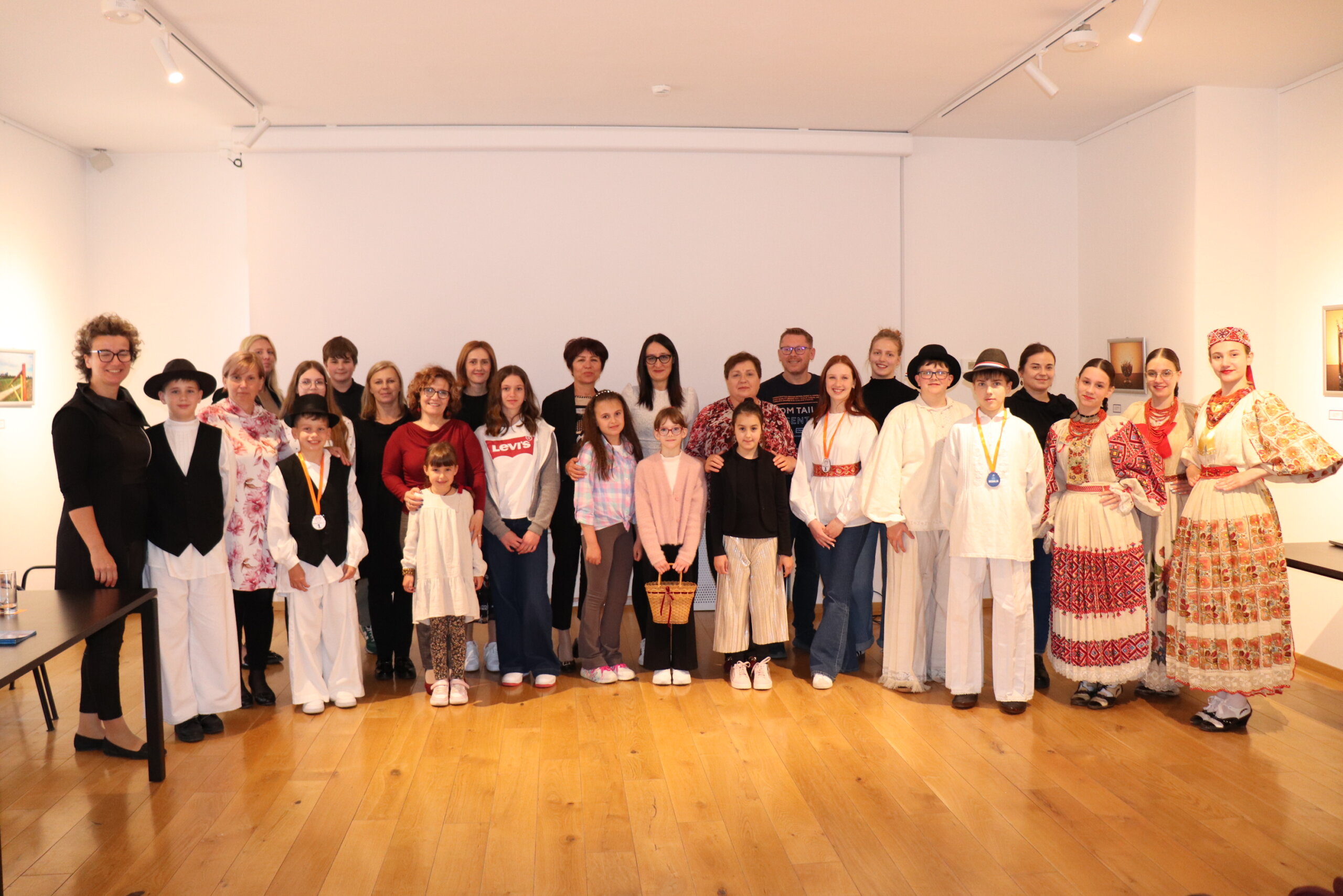 MALI SKOLSKI KUSTOSI (1) MALI SKOLSKI KUSTOSI (1)