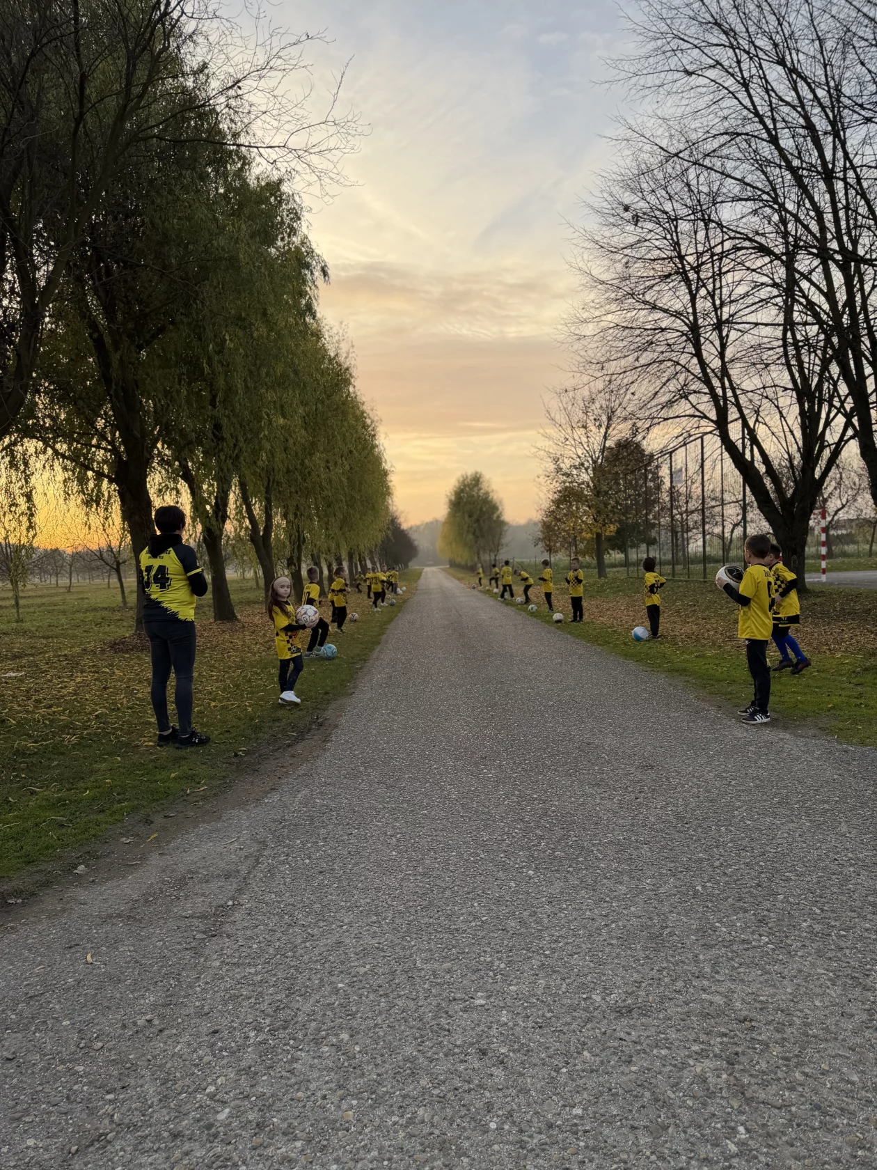 MALI ŽIBEKI IZNENADILI TRENERA FILIPA Dirljiv špalir (11) MALI ŽIBEKI IZNENADILI TRENERA FILIPA Dirljiv špalir (11)
