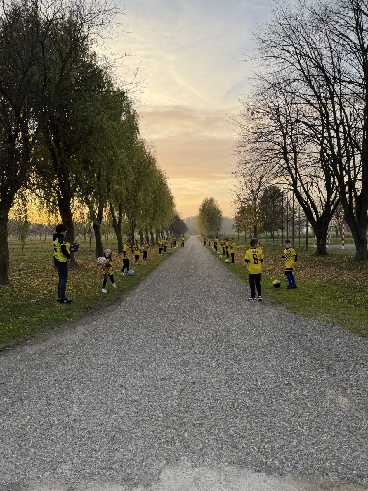 MALI ŽIBEKI IZNENADILI TRENERA FILIPA Dirljiv špalir (12) MALI ŽIBEKI IZNENADILI TRENERA FILIPA Dirljiv špalir (12)