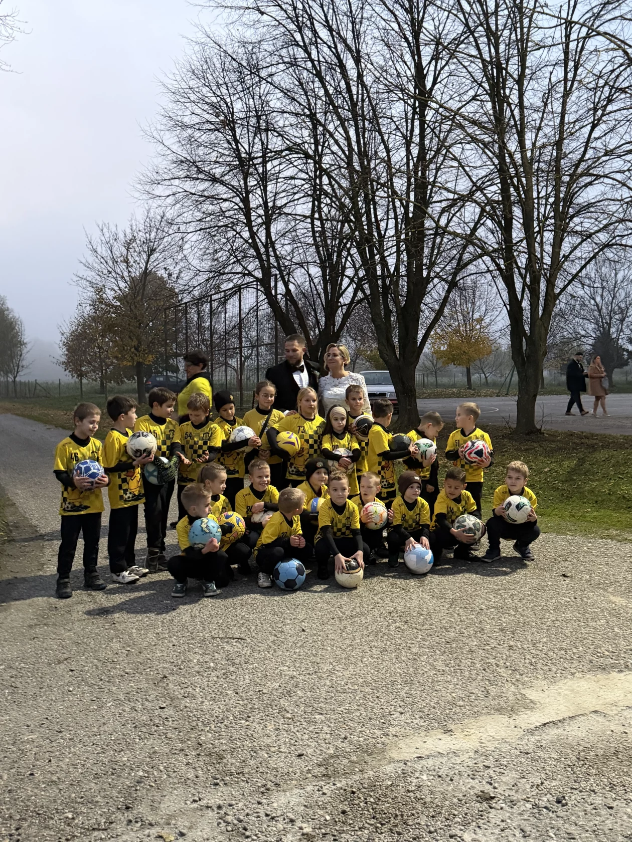 MALI ŽIBEKI IZNENADILI TRENERA FILIPA Dirljiv špalir (14) MALI ŽIBEKI IZNENADILI TRENERA FILIPA Dirljiv špalir (14)