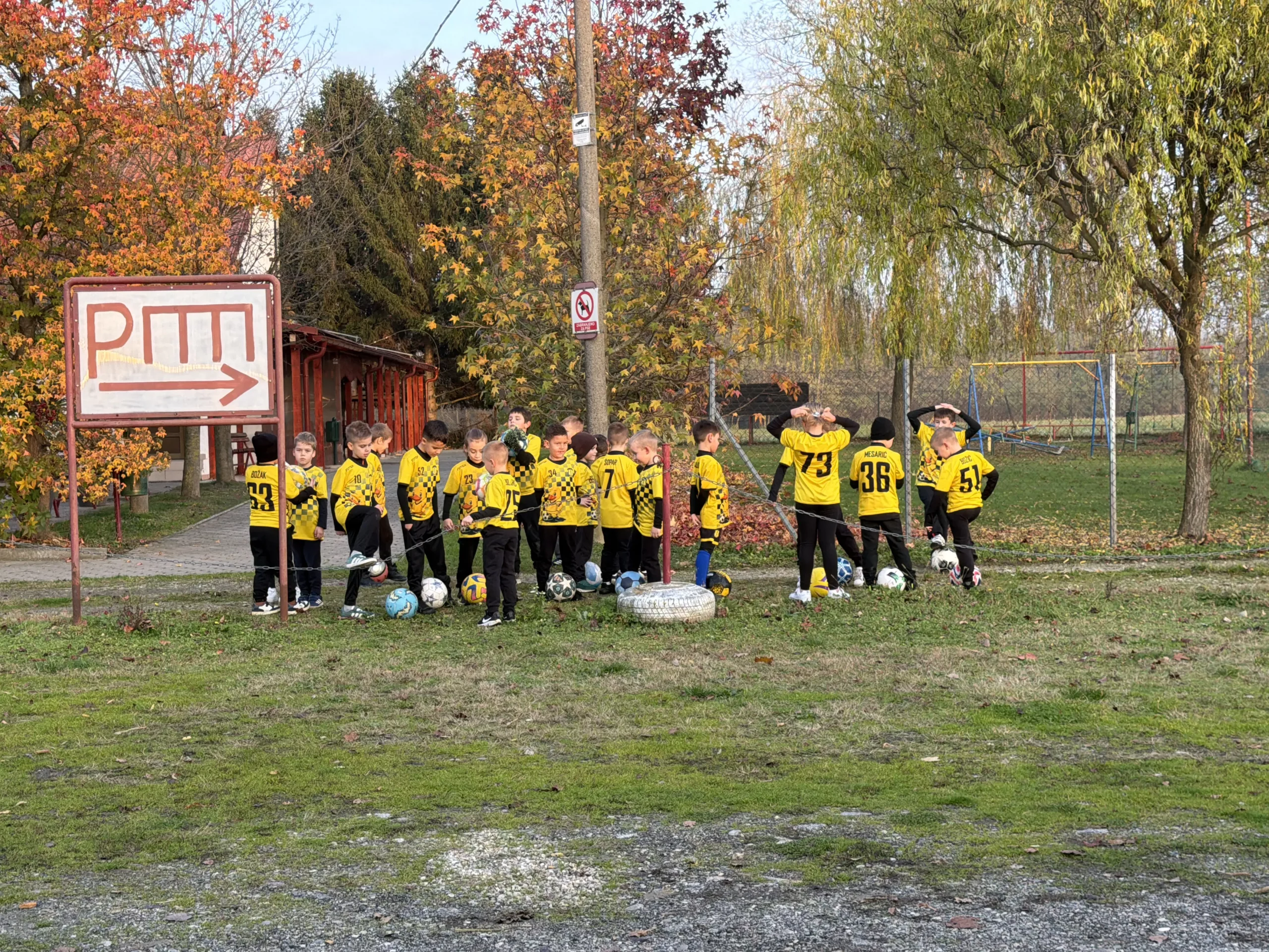 MALI ŽIBEKI IZNENADILI TRENERA FILIPA Dirljiv špalir (8)