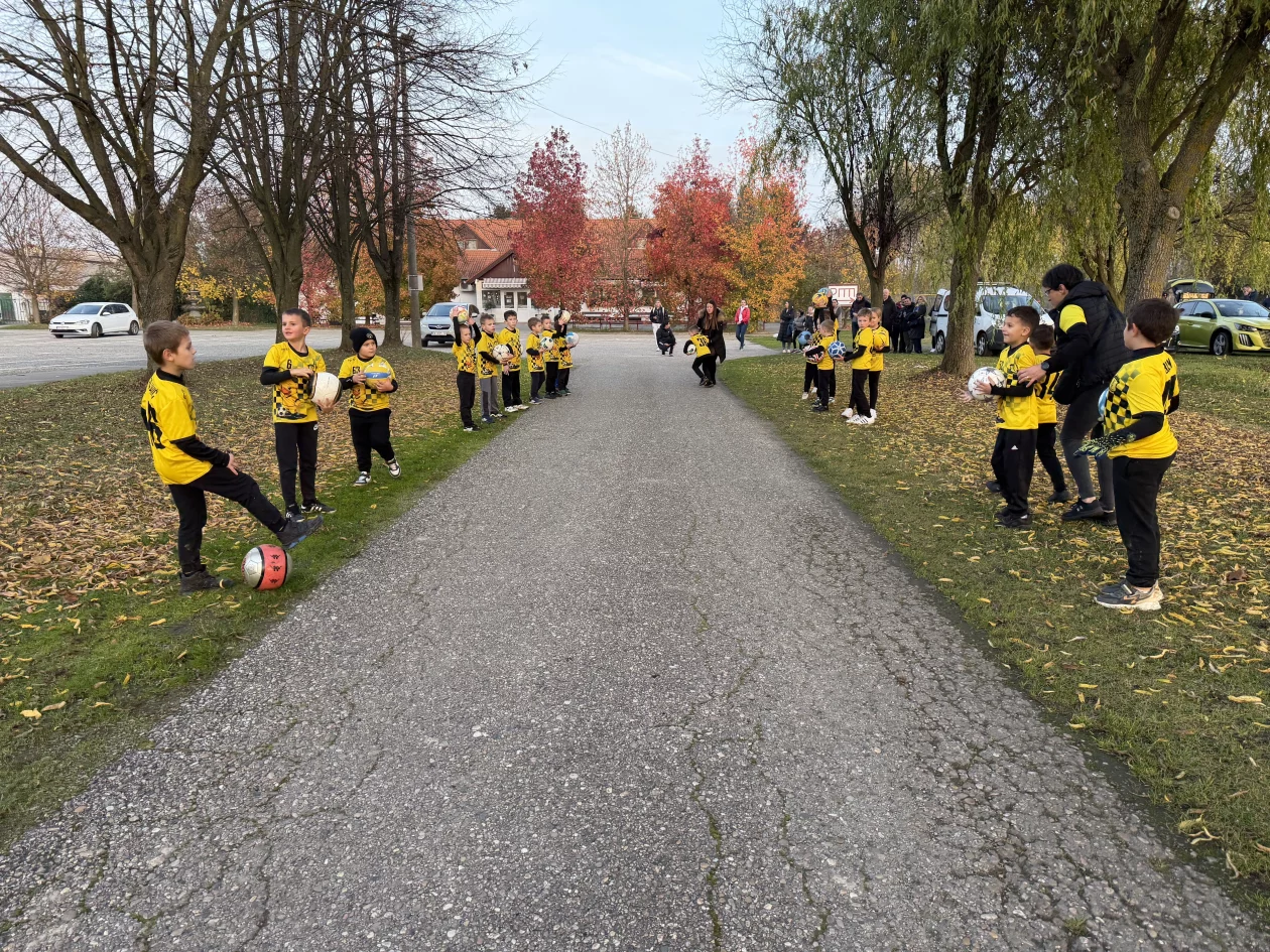 MALI ŽIBEKI IZNENADILI TRENERA FILIPA Dirljiv špalir (9) MALI ŽIBEKI IZNENADILI TRENERA FILIPA Dirljiv špalir (9)