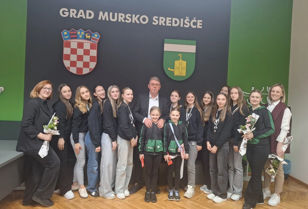 MAŽORETKINJE MURSKOG SREDIŠĆA Gradonačelnik Dražen Srpak (1) MAŽORETKINJE MURSKOG SREDIŠĆA Gradonačelnik Dražen Srpak (1)