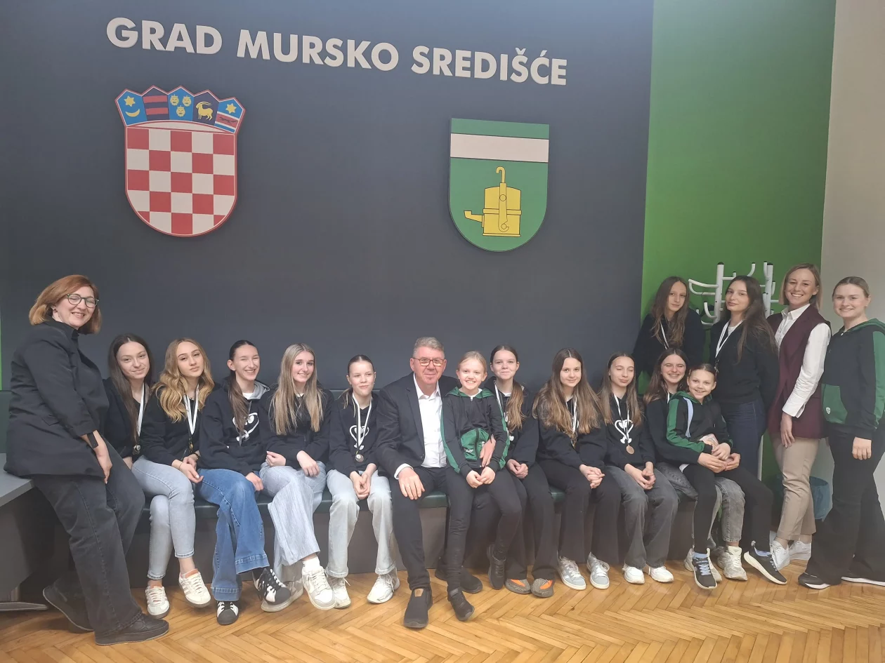 MAŽORETKINJE MURSKOG SREDIŠĆA Gradonačelnik Dražen Srpak (2) MAŽORETKINJE MURSKOG SREDIŠĆA Gradonačelnik Dražen Srpak (2)