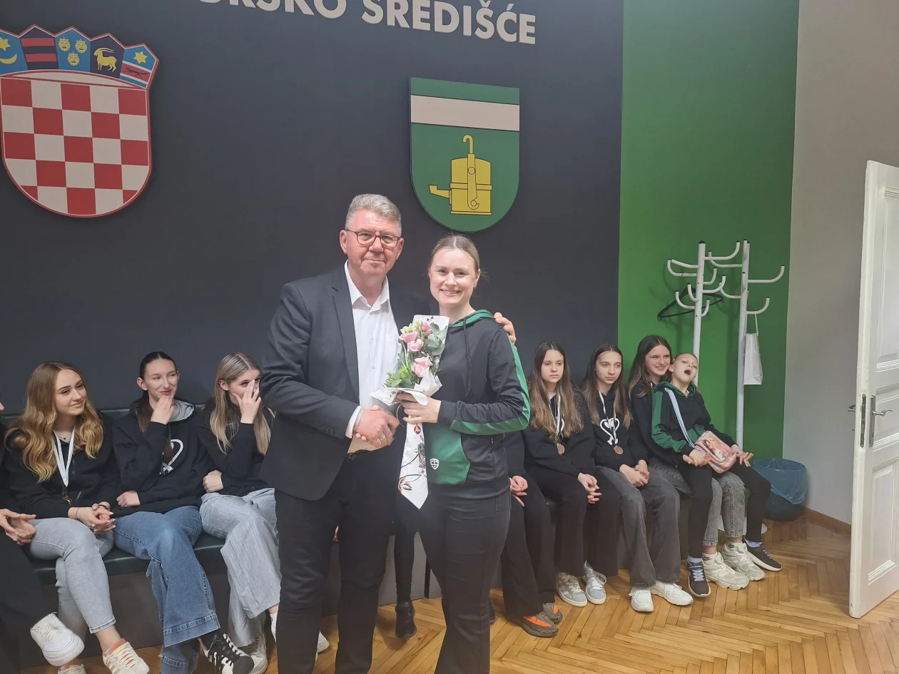 MAŽORETKINJE MURSKOG SREDIŠĆA Gradonačelnik Dražen Srpak (5) MAŽORETKINJE MURSKOG SREDIŠĆA Gradonačelnik Dražen Srpak (5)