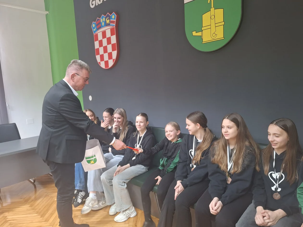 MAŽORETKINJE MURSKOG SREDIŠĆA Gradonačelnik Dražen Srpak (6) MAŽORETKINJE MURSKOG SREDIŠĆA Gradonačelnik Dražen Srpak (6)