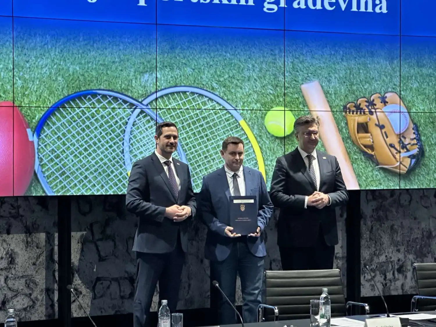 MEĐIMURSKI SPORT Od nogometnih terena do dvorana Pola milijuna eura za sportske projekte (10) MEĐIMURSKI SPORT Od nogometnih terena do dvorana Pola milijuna eura za sportske projekte (10)