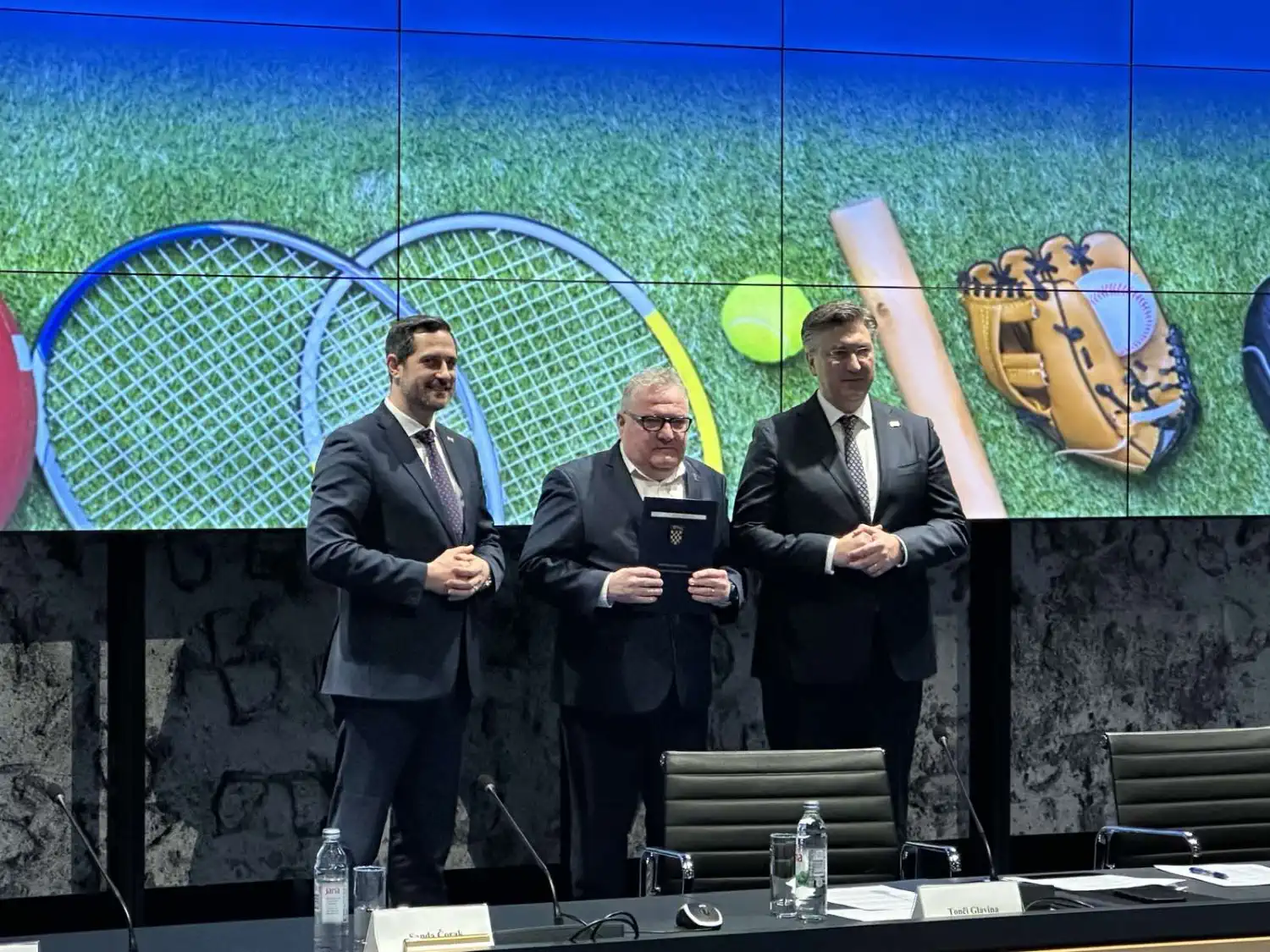 MEĐIMURSKI SPORT Od nogometnih terena do dvorana Pola milijuna eura za sportske projekte (11) MEĐIMURSKI SPORT Od nogometnih terena do dvorana Pola milijuna eura za sportske projekte (11)