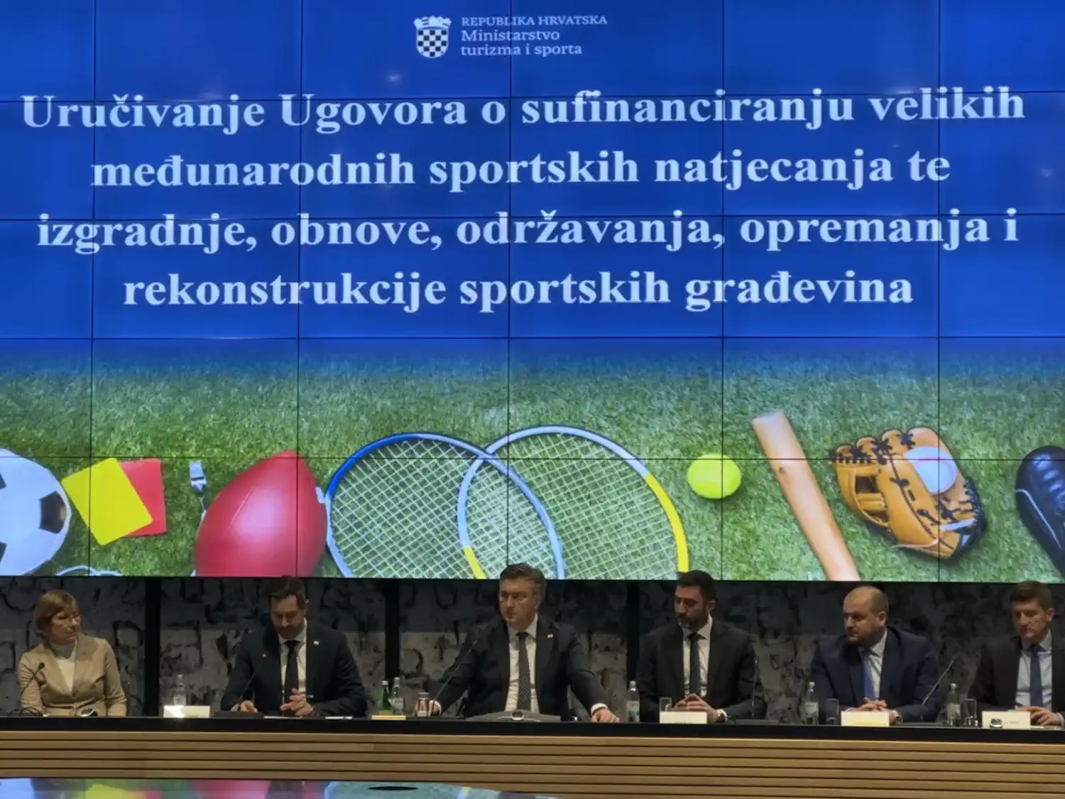 MEĐIMURSKI SPORT Od nogometnih terena do dvorana Pola milijuna eura za sportske projekte (13) MEĐIMURSKI SPORT Od nogometnih terena do dvorana Pola milijuna eura za sportske projekte (13)