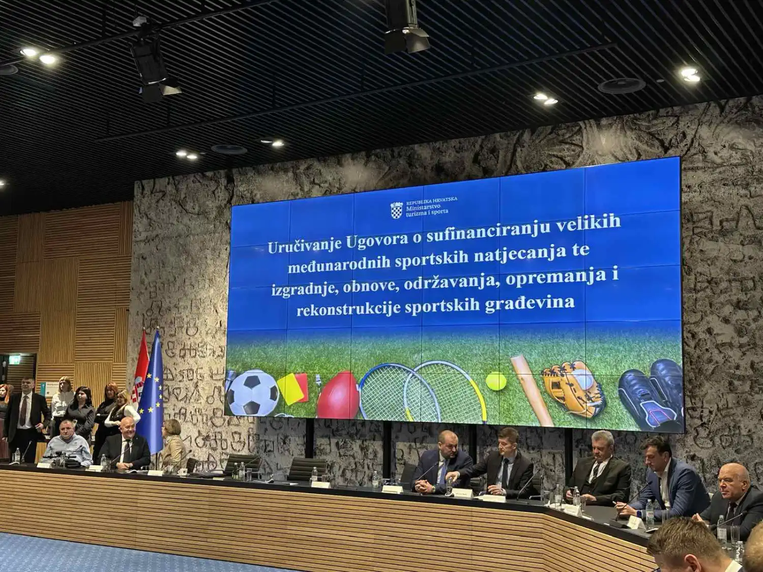 MEĐIMURSKI SPORT Od nogometnih terena do dvorana Pola milijuna eura za sportske projekte (15) MEĐIMURSKI SPORT Od nogometnih terena do dvorana Pola milijuna eura za sportske projekte (15)