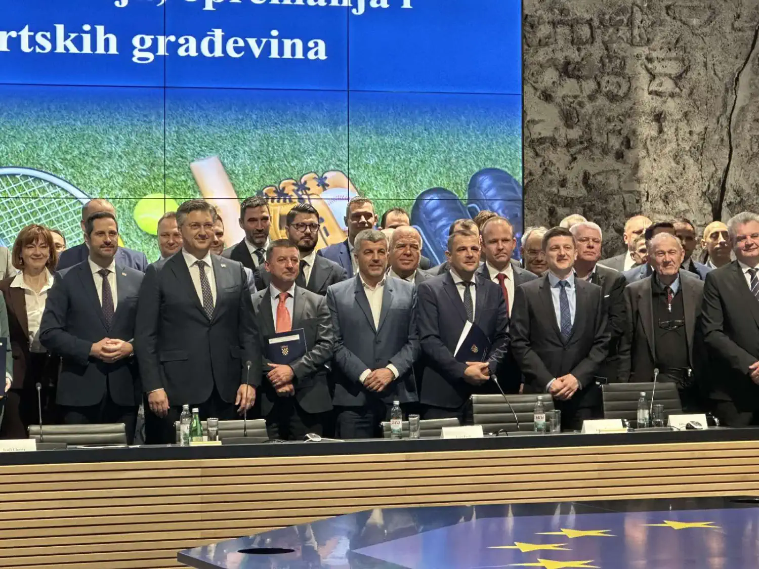 MEĐIMURSKI SPORT Od nogometnih terena do dvorana Pola milijuna eura za sportske projekte (5) MEĐIMURSKI SPORT Od nogometnih terena do dvorana Pola milijuna eura za sportske projekte (5)