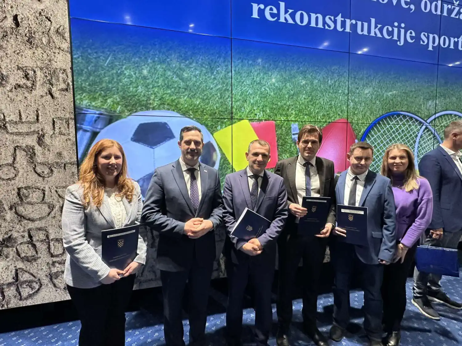 MEĐIMURSKI SPORT Od nogometnih terena do dvorana Pola milijuna eura za sportske projekte (7) MEĐIMURSKI SPORT Od nogometnih terena do dvorana Pola milijuna eura za sportske projekte (7)