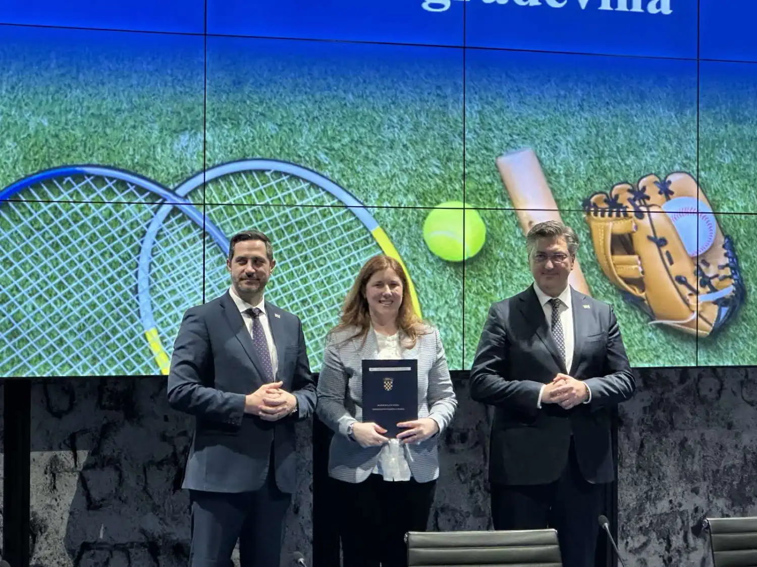 MEĐIMURSKI SPORT Od nogometnih terena do dvorana Pola milijuna eura za sportske projekte (8) MEĐIMURSKI SPORT Od nogometnih terena do dvorana Pola milijuna eura za sportske projekte (8)