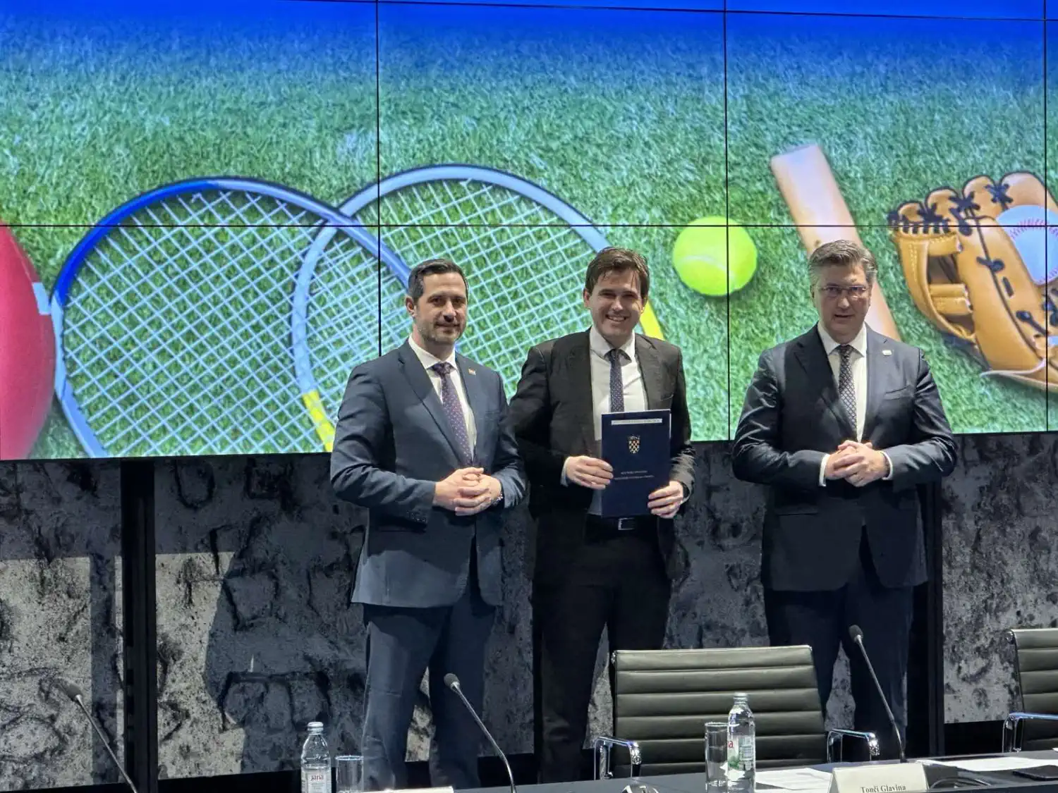 MEĐIMURSKI SPORT Od nogometnih terena do dvorana Pola milijuna eura za sportske projekte (9) MEĐIMURSKI SPORT Od nogometnih terena do dvorana Pola milijuna eura za sportske projekte (9)