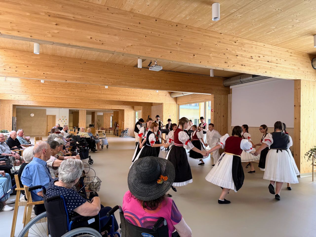 MEĐUNARODNI FESTIVAL Mali folkloraši KUU ‘Zvon’ iz Male Subotice sudjelovali na 26. Otroškom Folkartu u Mariboru (10)