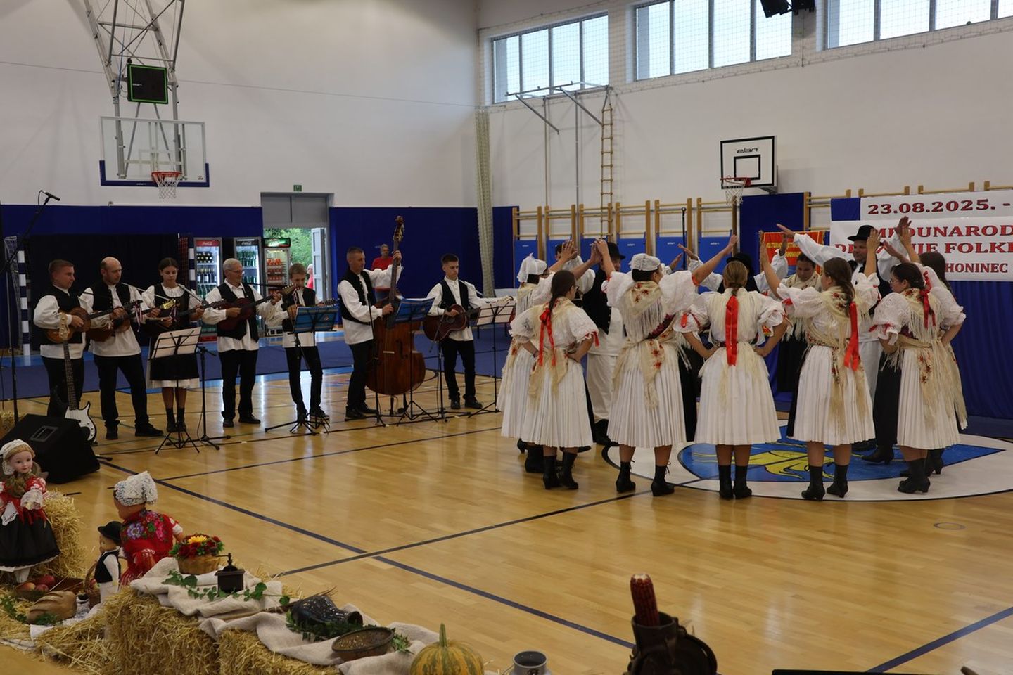 MEĐUNARODNI SUSRET Strahoninec ugostio folkloraše iz Hrvatske i susjednih zemalja (3)