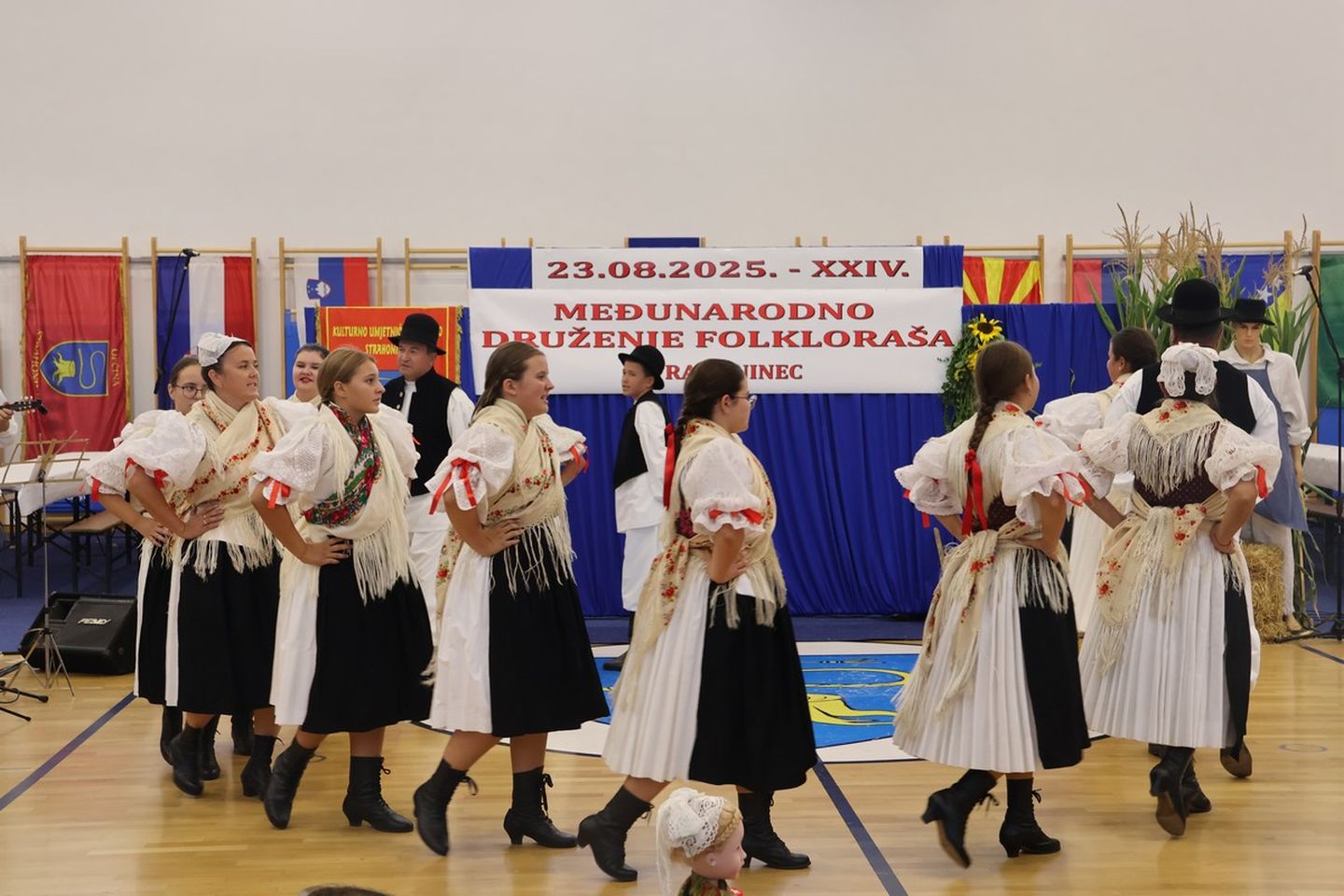 MEĐUNARODNI SUSRET Strahoninec ugostio folkloraše iz Hrvatske i susjednih zemalja (4)