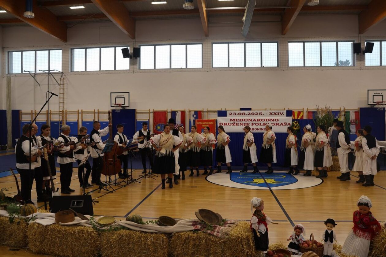 MEĐUNARODNI SUSRET Strahoninec ugostio folkloraše iz Hrvatske i susjednih zemalja (5)