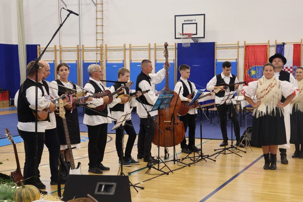 MEĐUNARODNI SUSRET Strahoninec ugostio folkloraše iz Hrvatske i susjednih zemalja (6)