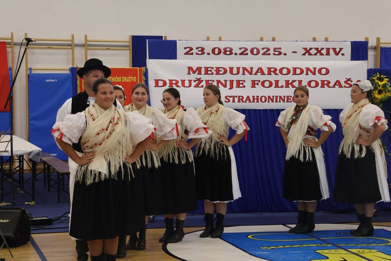 MEĐUNARODNI SUSRET Strahoninec ugostio folkloraše iz Hrvatske i susjednih zemalja (8)