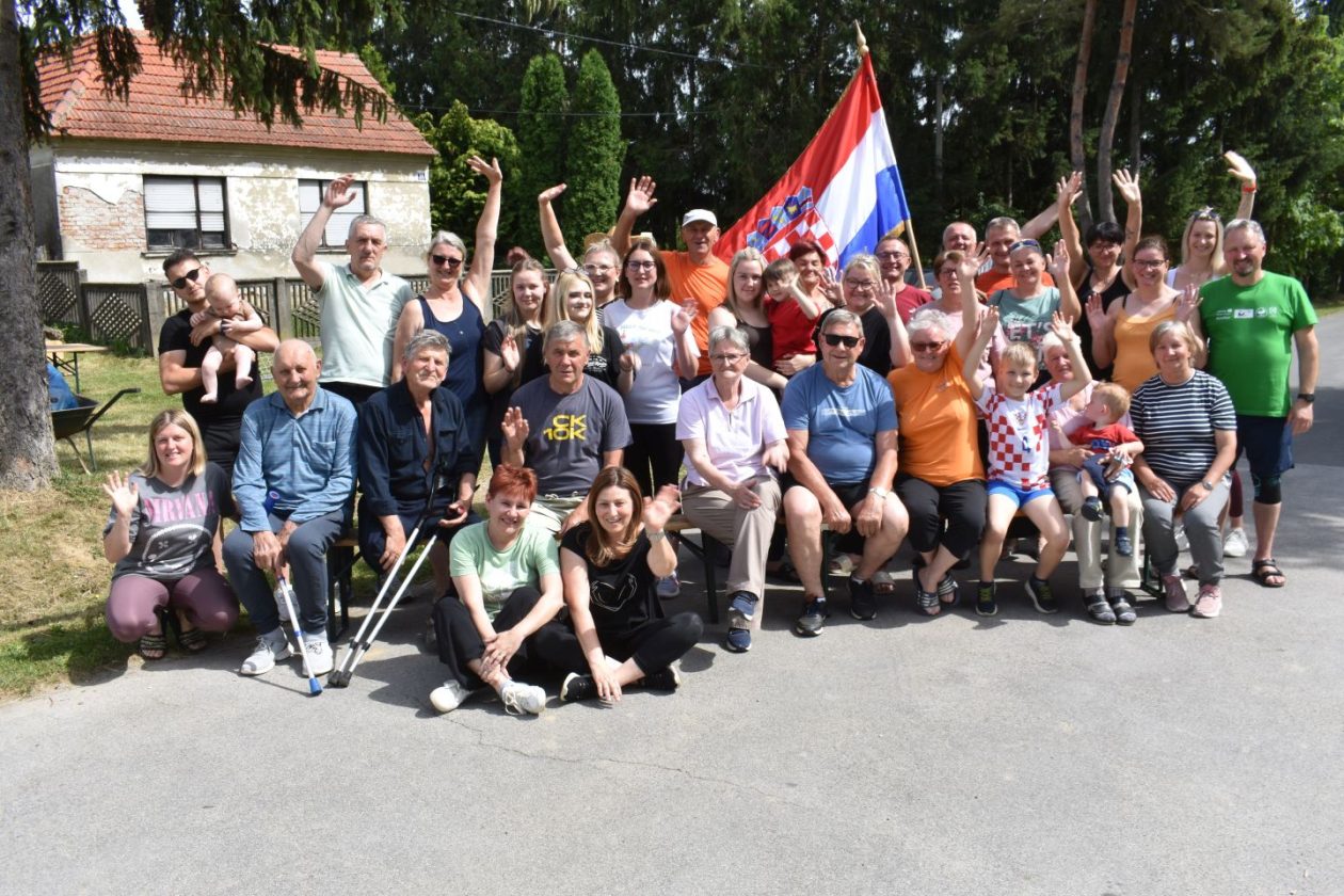 MIHOVLJAN Susjedi u ulici Marka Kovača pokazali kako izgleda pravo dobrosusjedsko druženje (7)