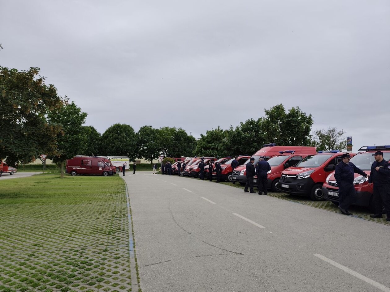 MIMOHOD VOZILA Defile kroz Čakovec obilježio kraj svibnja, mjeseca zaštite od požara (13)