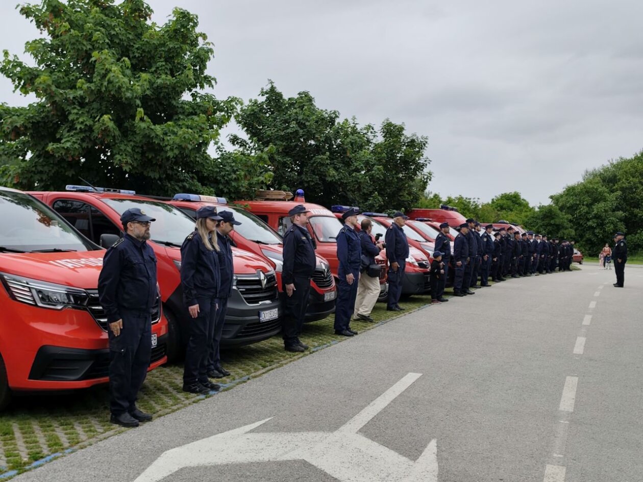 MIMOHOD VOZILA Defile kroz Čakovec obilježio kraj svibnja, mjeseca zaštite od požara (19)