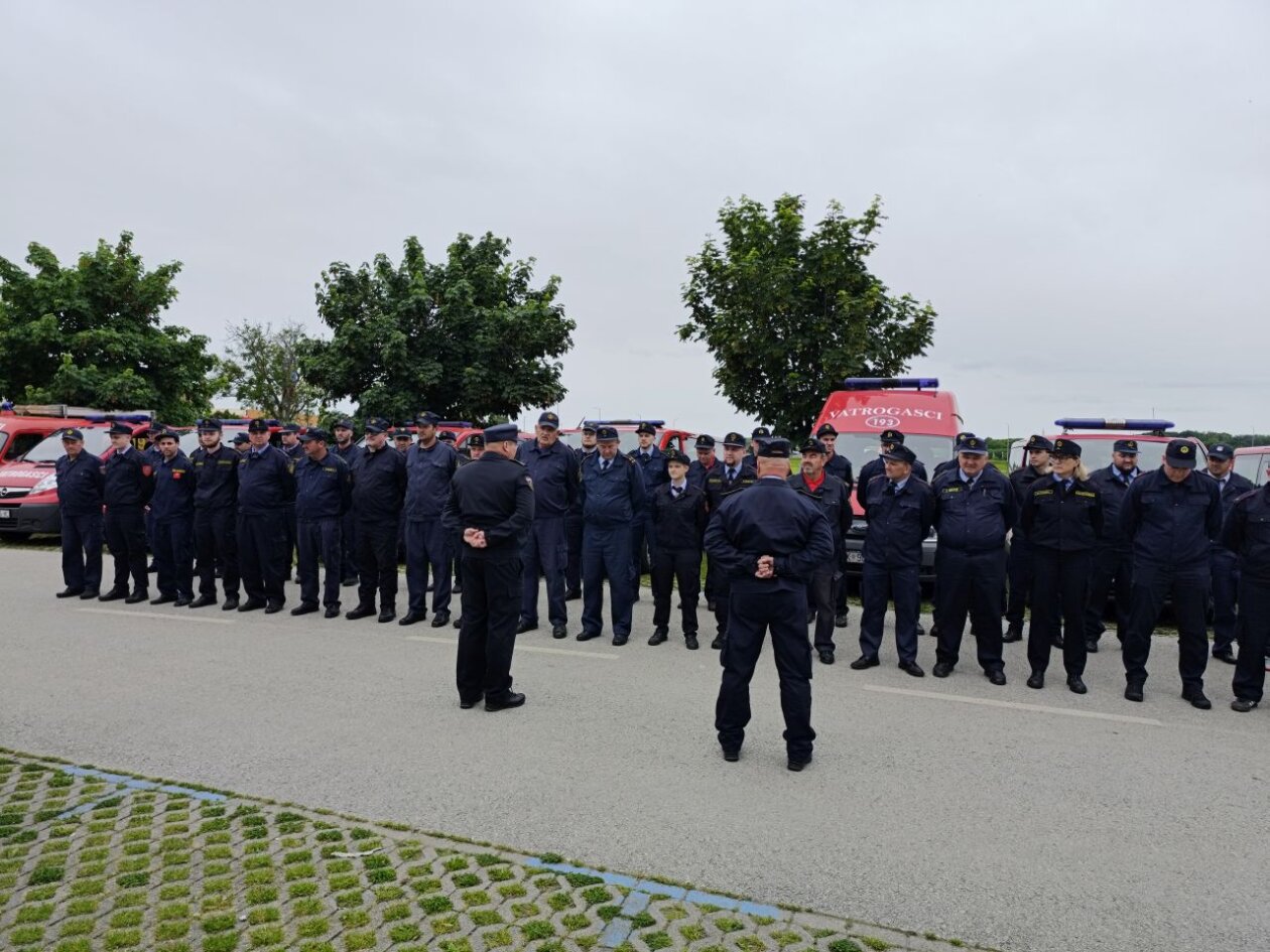 MIMOHOD VOZILA Defile kroz Čakovec obilježio kraj svibnja, mjeseca zaštite od požara (27)