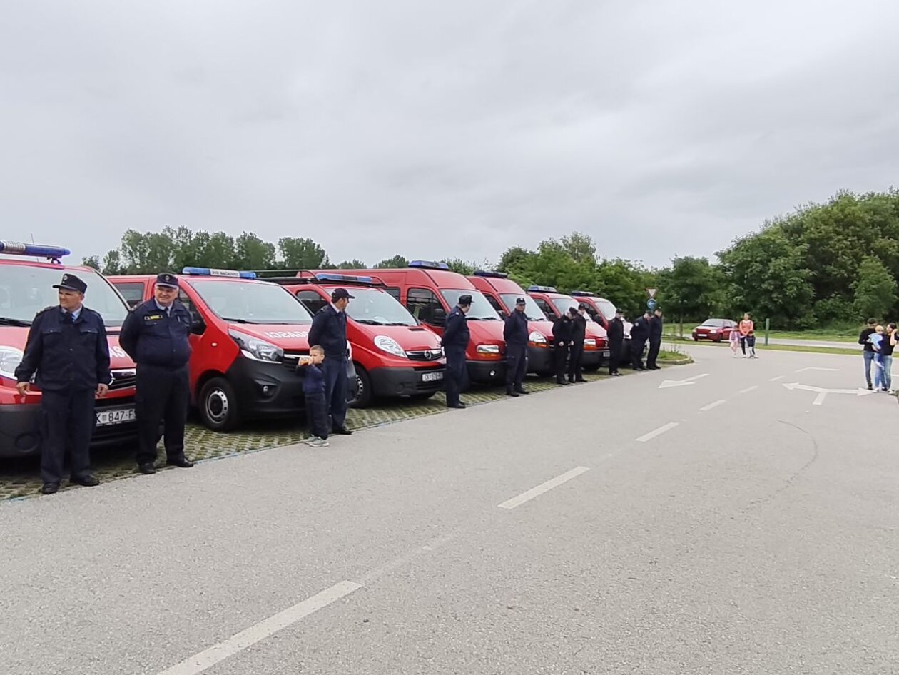 MIMOHOD VOZILA Defile kroz Čakovec obilježio kraj svibnja, mjeseca zaštite od požara (5)